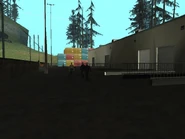 Trabajadores caminado en el gran almacén.