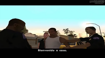 Los oficiales dándole la bienvenida a CJ.