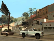 Otra colina del barrio, conformado por más casas.