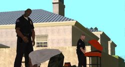 Tenpenny golpea a CJ