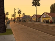 Una atardecer en Prickle Pine, se pueden notar grandes casas residenciales.