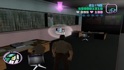 Tommy recogiendo la tarjeta.