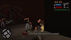 Los moteros atacando a Toni.