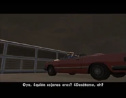 Johnny atado en el coche.