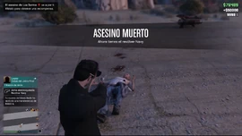 El jugador matando al Asesino de Los Santos para conseguir el revólver Navy.