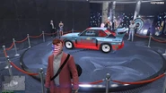 El Omnis que estuvo en exhibición como vehículo del podio en la Ruleta de la Fortuna en las Bonificaciones de GTA Online (Diciembre 2020 Parte 2).
