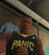 Franklin Clinton usando una camiseta del equipo.