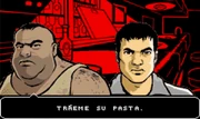 El barman mandando a Mike que le traiga la pasta de Freddy.