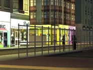 La gente y los negocios vistos desde el estacionamiento.