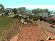 Vista de otra colina, se puede observar un montón de parques de caravanas.