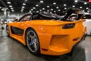 El Mazda RX-7 Veilside de la película visto por atrás.