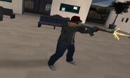 Carl Johnson con una AK-47 en GTA: SA.