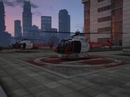 Dos Ambulancias Aéreas en el helipuerto del Hospital Central de Los Santos en Grand Theft Auto V.