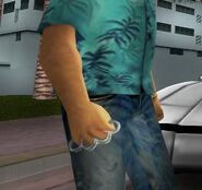 Tommy Vercetti con el puño americano en Grand Theft Auto: Vice City.