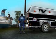 Beta del equipo SWAT en Grand Theft Auto: Vice City.