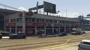 El concesionario de Vapid cerrado que usa Trevor como garage en Pillbox Hill, Los Santos.