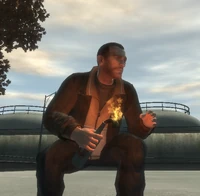 Niko Bellic con un Cóctel molotov en GTA IV.