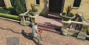 Embargado de conocerte.png (368 kB) Trevor desparramando la gasolina.