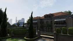 Una mansión sobre Americano Way.