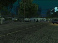 Un pequeño parque de caravanas.