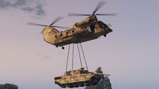 Un Cargobob levantando un tanque en GTA V.