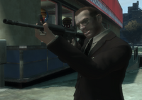 Niko Bellic con una carabina militar en Grand Theft Auto IV.