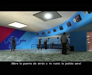 Catalina amenazando a la empleada.