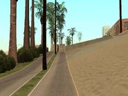 VeronaB5.jpg (114 kB) El puente que pasa al otro lado de la playa.