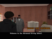 CJ en la autoescuela de coches.