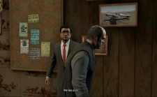 Trevor marchándose.