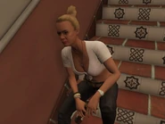 TraceyEscaleraV.png (264 kB) Tracey sentada en la escalera de la casa.