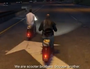 Trevor persiguiendo a un peatón mientras menciona ser Scooter Brothers.