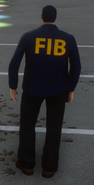 Vista trasera del oficial del FBI con el logo del FIB en The Definitive Edition.