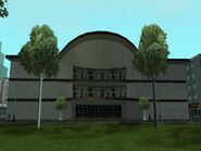 Kings2.jpg (78 kB) Un gran edificio, al parecer es un centro comercial.