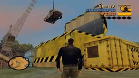 El automóvil siendo llevado a la trituradora.