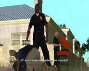 CJ siendo golpeado por el oficial.