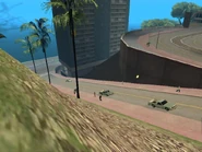 Otra colina del barrio, pero esta vez esta conformado por una pequeña carretera.