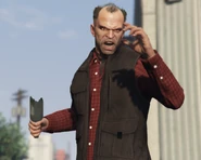 Trevor Philips usando una botella rota.