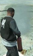 Franklin usando el extintor.