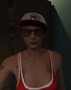 Un jugador Online utilizando una gorra del Red Mist.