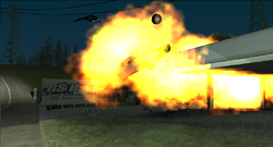 Derek y su empleado saltan del coche antes de que explote.