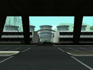 Vista del edificio central desde debajo de la autopista.