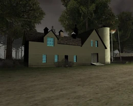 Otra vista de la casa en un oscuro anochecer.