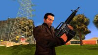 Toni Cipriani con una M-4 en Grand Theft Auto: Liberty City Stories.