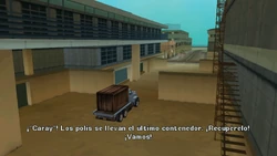 La policía llevándose el segundo contenedor.