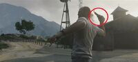 Trevor lanzando un Cóctel molotov en GTA V.