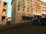 Negocios que posee el barrio, se puede ver miembros de Grove Street Families, después de desterrar a Los Santos Vagos.