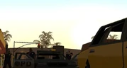 Introducción (GTA SA) 3.jpg (31 kB) Los del C.R.A.S.H apuntando al taxi