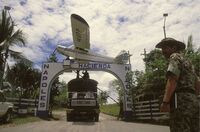 La entrada de la Hacienda Nápoles, lugar en el que es basado en el cartel de bienvenida de Cayo Perico y el complejo de El Rubio.