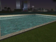 La piscina derecha.